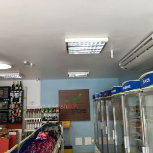 Logo em pvc expandido sobre base de madeira